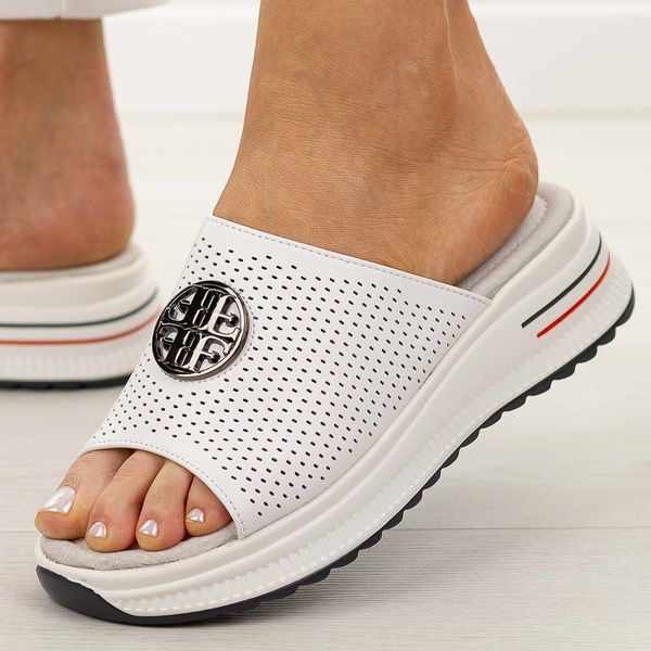 Białe ażurowe skórzane klapki damskie S.Barski 661. Białe klapki S.BARSKI, z aplikacjami, ze skóry, bez obcasa, na płaskiej podeszwie. Za 199,00 zł.