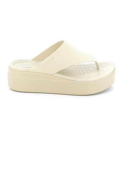 Crocs Japonki "Brooklyn" w kolorze kremowym rozmiar: 41/42. Brązowe klapki Crocs, bez wzorów, z otwartym noskiem, bez obcasa, na platformie. Za 100,52 zł.