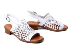 ARTIKER RELAKS 58C2021 biały, sandały damskie. Białe sandały Artiker Relaks, bez wzorów, ze skóry, bez obcasa, na obcasie, bez zapięcia. Za 229,90 zł.