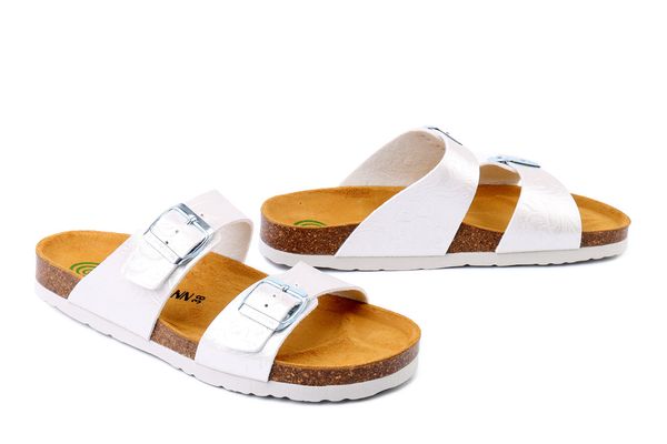 DR. BRINKMANN 700866-03 weiss, klapki damskie. Białe klapki Dr. Brinkmann, bez wzorów, bez obcasa. Za 154,90 zł.