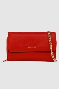 VALENTINO Czerwony portfel na łańcuszku Kalua Pochette. Czerwone torebki klasyczne Valentino by Mario Valentino, bez wzorów, bez dodatków. W wyprzedaży za 299,99 zł.