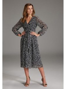 SWING Sukienka w kolorze czarnym rozmiar: 40. Czarne sukienki Swing, bez wzorów, z tkaniny, bez kołnierzyka, bez ramiączek, midi. Za 223,46 zł.