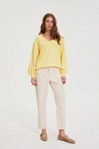 Jeansy z prostymi nogawkami beżowe. Brązowe jeansy MOODO, bez wzorów, z bawełny. Za 139,99 zł.