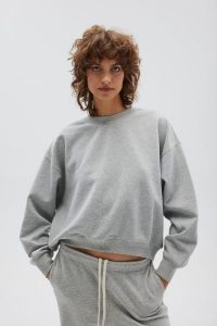 Bluza damska typu oversize w kolorze LIGHT GREY MELANGE - PINEY-UNI. Szare bluzy Marsala, uniwersalny, bez wzorów, z bawełny, bez kaptura. Za 259,90 zł.