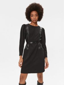 DKNY Sukienka codzienna DD3G1608 Czarny Regular Fit. Czarne kombinezony DKNY, na co dzień, bez wzorów, z syntetyku, bez kołnierzyka, bez ramiączek, proste. Za 639,99 zł.