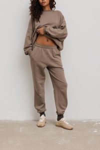 Spodnie dresowe w kolorze GRAY TAUPE - JOLLY-XS. Szare spodnie dresowe Marsala, m, bez wzorów, z bawełny. Za 249,90 zł.