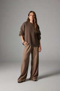 SPODNIE DORIS TAUPE DENIM XL - Flawless. Spodnie z wysokim stanem Flawless, bez wzorów, z denimu, z podwyższonym stanem, długie. Za 489,00 zł.