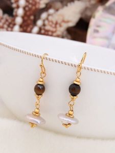 Pierres de Jade Pozłacane kolczyki-wkrętki z masą perłową rozmiar: onesize. Białe kolczyki Pierres de Jade, z perłą, pozłacane. Za 39,99 zł.