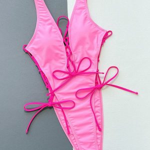 Strój kąpielowy jednoczęściowy z sznurowaniem na plażę Angelien. Czerwone stroje jednoczęściowe Intica, bez wzorów, z materiału. Za 149,00 zł.