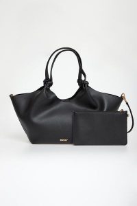 Torebka shopper DKNY. Shopper bag DKNY, bez wzorów, bez dodatków. W wyprzedaży za 487,20 zł.