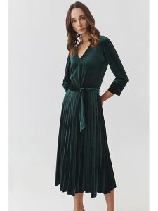 TATUUM Sukienka "Anikami" w kolorze zielonym rozmiar: S. Niebieskie sukienki Tatuum, na co dzień, s, bez wzorów, z tkaniny, bez kołnierzyka, bez ramiączek, midi, proste. Za 162,11 zł.