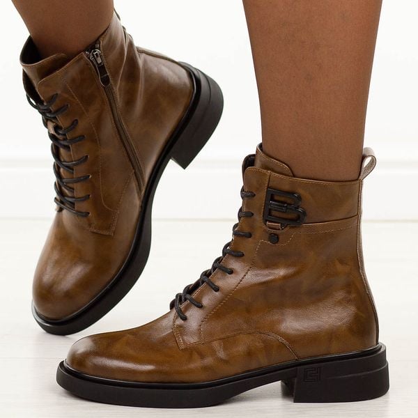 Brązowe skórzane botki damskie Filippo Dbt7361/25. Brązowe botki Filippo, na jesień, bez wzorów, z jeansu, z okrągłym noskiem, bez obcasa, na płaskiej podeszwie, bez zapięcia. Za 399,00 zł.