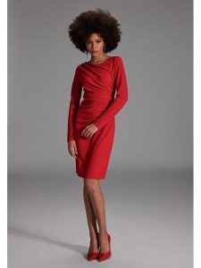 SWING Sukienka w kolorze czerwonym rozmiar: 38. Czerwone sukienki Swing, bez wzorów, bez kołnierzyka, bez ramiączek, midi. Za 187,96 zł.