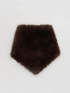 Szalik ze sztucznego futerka - ciemnobrązowy. Brązowe szaliki Reserved, bez wzorów. Za 79,99 zł.