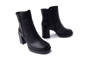 RIEKER Y4155-01 black, botki damskie. Czarne botki Rieker, na zimę, bez wzorów, z wełny, bez obcasa, na obcasie, bez zapięcia. Za 419,90 zł.