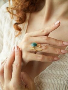 Pierres de Jade Pozłacany pierścionek z agatem rozmiar: onesize. Zielone pierścionki Pierres de Jade, z agatem, pozłacane. Za 39,99 zł.