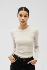 Dopasowany top z długim rękawem w kolorze WHITE SAND - MOODY-XS. Białe topy Marsala, xs, bez wzorów, z bawełny, bez kołnierzyka, bez ramiączek. Za 129,90 zł.