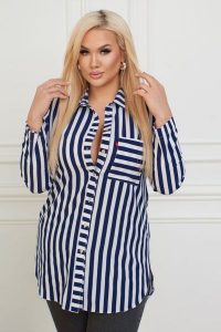 Elegancka długa zapinana koszula w paski PLUS SIZE XXL. Koszule Nasi partnerzy, plus size, bez wzorów, z poliesteru, bez kołnierzyka, plus size, bez ramiączek. Za 199,90 zł.