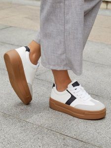 Bellucci Sneakersy w kolorze biało-czarno-szarym rozmiar: 37. Białe trampki Bellucci, bez wzorów, bez zapięcia. Za 113,99 zł.