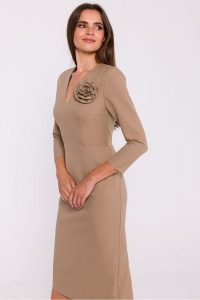 Elegancka sukienka ołówkowa z dekoltem V beżowa. Brązowe sukienki Stylove, na co dzień, xxl, bez wzorów, z elastanu, eleganckie, bez kołnierzyka, bez ramiączek, midi, dopasowane. Za 449,00 zł.