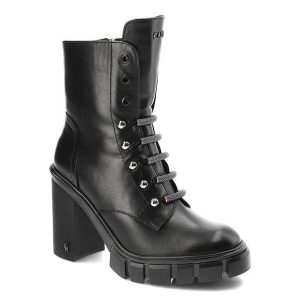 Czarne Botki Carinii Eleganckie Skórzane Buty Na Obcasie. Czarne botki Carinii, bez wzorów, ze skóry, bez obcasa, na obcasie, bez zapięcia. Za 586,99 zł.