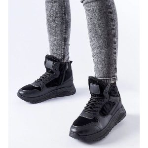 Czarne ocieplane wysokie sneakersy Malles. Czarne botki na zimę, bez wzorów, z okrągłym noskiem, przed kolano, bez obcasa, bez zapięcia. Za 142,06 zł.
