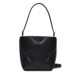 Torebka Calvin Klein. Czarne torebki klasyczne Calvin Klein, bez wzorów, bez dodatków. Za 419,99 zł.