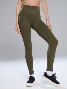 Prążkowane legginsy - zielony. Zielone legginsy Sinsay, bez wzorów, prążkowane. Za 39,99 zł.