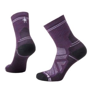 Skarpety trekkingowe damskie Smartwool Performance Hike Light Cushion Mid Crew. Fioletowe skarpetki Smartwool, bez wzorów, z wełny. Za 99,99 zł.