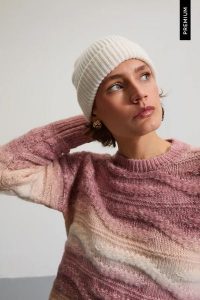 Prążkowana czapka biała. Białe czapki MOODO, bez wzorów, z poliamidu. Za 59,99 zł.