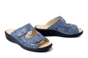 DR. BRINKMANN 701080-55 hellblau, klapki damskie. Niebieskie klapki Dr. Brinkmann, bez wzorów, ze skóry, bez obcasa. Za 314,41 zł.