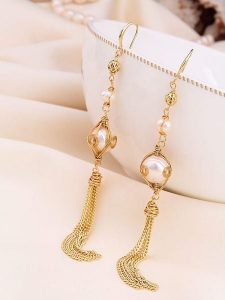 Pierres de Jade Pozłacane kolczyki z perłami rozmiar: onesize. Białe kolczyki Pierres de Jade, z perłą, pozłacane. Za 60,99 zł.