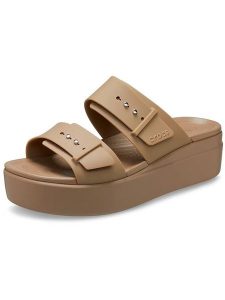 Crocs Klapki "Brooklyn Buckle Low Wedge" w kolorze khaki rozmiar: 41/42. Brązowe klapki Crocs, bez wzorów, z otwartym noskiem, bez obcasa, na platformie. Za 215,21 zł.