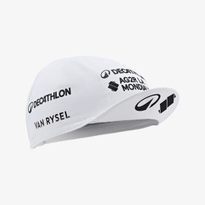 Czapka z daszkiem rowerowa Van Rysel oficjalna Decathlon AG2R La Mondiale Team. Białe czapki VAN RYSEL, bez wzorów, z elastanu, sportowe. Za 44,99 zł.