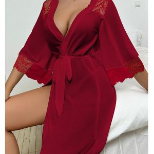 Szlafrok z koronkowym wykończeniem rękawów na wieczory w domu Selvedina. Czerwone szlafroki Intica, m, bez wzorów, z koronki, bez kaptura. Za 119,00 zł.