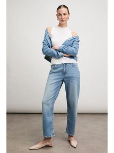 Blue Fire Dżinsy "Kaia" - Curved fit - w kolorze błękitnym rozmiar: W31/L27. Niebieskie jeansy Blue Fire, z aplikacjami, ze skóry. Za 183,45 zł.