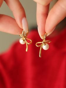 Pierres delicates Pozłacane kolczyki-kreole z perłami rozmiar: onesize. Białe kolczyki Pierres delicates, z perłą, pozłacane. Za 74,28 zł.