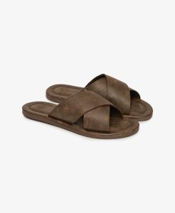 Superdry Klapki Vintage Cross Strap ze skóry syntetycznej – DARK BROWN. Brązowe klapki Superdry, bez wzorów, ze skóry, bez obcasa. Za 204,30 zł.