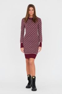 GUESS Bordowa sukienka. Czerwone sukienki Guess, na co dzień, s, z aplikacjami, bez kołnierzyka, bez ramiączek. W wyprzedaży za 399,99 zł.