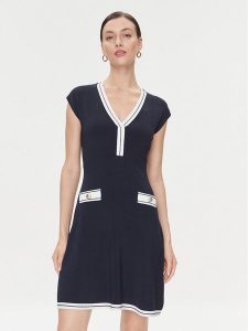 Guess Sukienka dzianinowa Febe 4RGK08 5790Z Granatowy Regular Fit. Niebieskie kombinezony Guess, z aplikacjami, z dzianiny, bez kołnierzyka, bez ramiączek. Za 429,99 zł.
