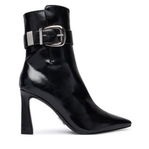 Botki Steve Madden. Czarne botki Steve Madden, bez wzorów, bez obcasa, na słupku, bez zapięcia. Za 549,99 zł.