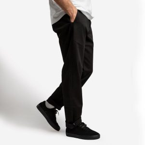 Spodnie chinos na deskorolkę CN500 Heavy czarne. Czarne szorty DECATHLON, bez wzorów, z bawełny, sportowe. Za 139,99 zł.