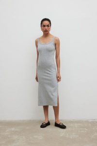Sukienka na ramiączkach z prążkowanej dzianiny w kolorze GREY MELNAGE- CARMEN-XS/S. Szare sukienki Marsala, s, bez wzorów, z bawełny, bez kołnierzyka, bez ramiączek, midi. Za 219,90 zł.