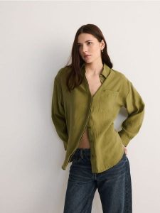 Koszula oversize z modalu - oliwkowy. Zielone koszule Reserved, l, bez wzorów, z tkaniny, bez kołnierzyka, bez ramiączek. W wyprzedaży za 49,99 zł.