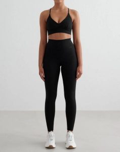 Damskie legginsy wysoki stan, odprowadzające pot, squat proof Sense Tall czarne. Czarne legginsy AIM'N, bez wzorów, z elastanu, z podwyższonym stanem, długie. Za 301,00 zł.
