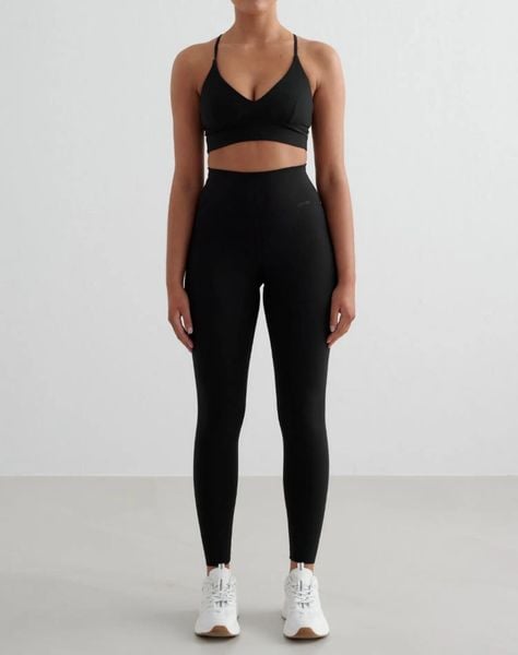 Damskie legginsy wysoki stan, odprowadzające pot, squat proof Sense Tall czarne. Czarne legginsy AIM'N, bez wzorów, z elastanu, z podwyższonym stanem, długie. Za 243,20 zł.