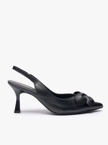 Czarne czółenka bez pięty slingback z kwiatem. Czarne czółenka Ryłko, bez wzorów, z gumy, ze szpiczastym noskiem, bez obcasa, na obcasie, bez zapięcia. Za 399,99 zł.