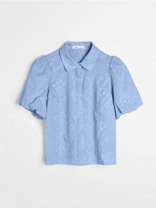 Bawełniana haftowana koszula z bufkami - błękitny. Niebieskie koszule Sinsay, l, bez wzorów, z bawełny, bez kołnierzyka, bez ramiączek. Za 59,99 zł.