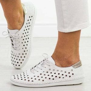 Białe skórzane ażurowe półbuty damskie S.Barski 644. Białe półbuty S.BARSKI, na jesień, w ażurowe wzory, z jeansu, z okrągłym noskiem, bez obcasa, na płaskiej podeszwie, bez zapięcia. Za 249,00 zł.