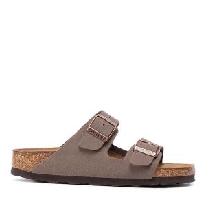 Klapki Birkenstock. Brązowe klapki Birkenstock, bez wzorów, bez obcasa. Za 449,99 zł.